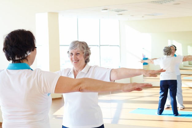 Personas mayores realizando ejercicios de salud